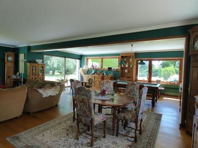 Maison - 330 m² - 8 pièces