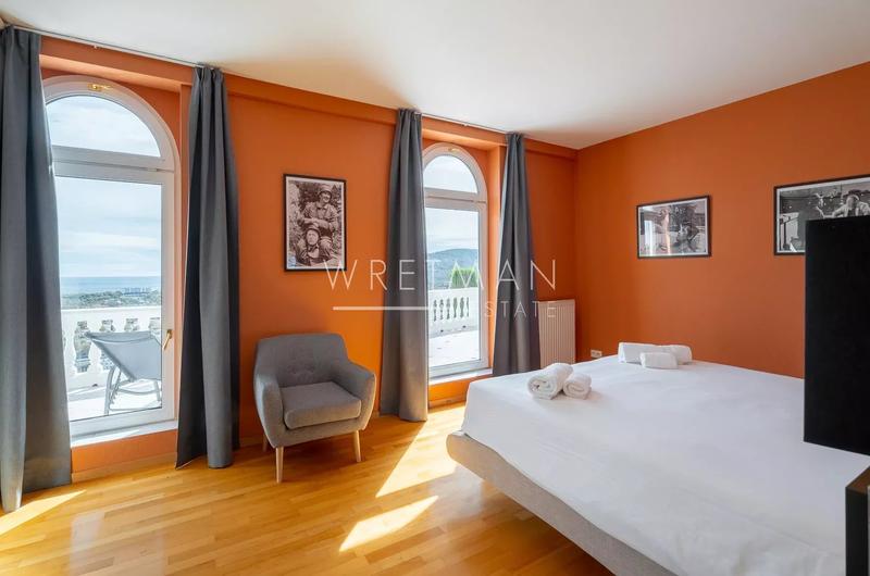 Villa - 300 m² - 6 pièces