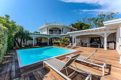 Maison - 350 m² - 11 pièces