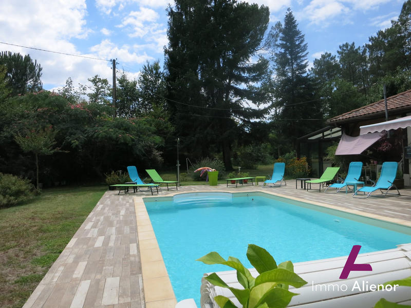 Maison traditionnelle - 145 m² - 11 pièces