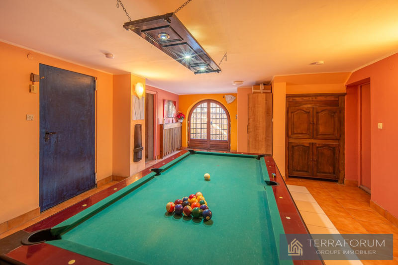 Maison - 202 m² - 9 pièces