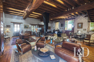 Maison - 1 200 m² - 26 pièces