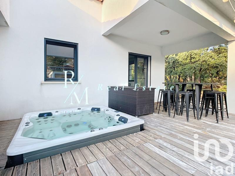 Maison - 265 m² - 10 pièces