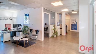 Bureau - 142 m² - 1 pièce