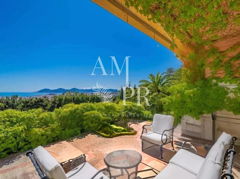 Maison - 682 m² - 11 pièces