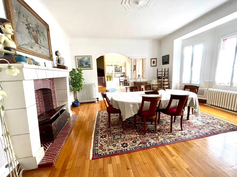 Maison - 225 m² - 9 pièces