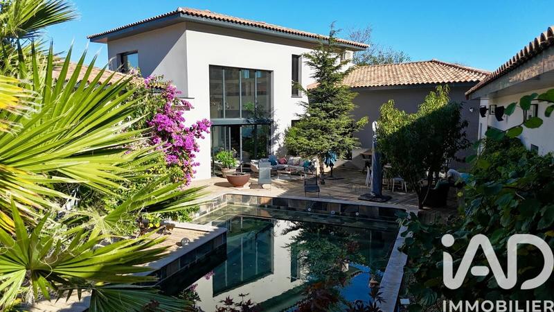 Maison - 411 m² - 5 pièces