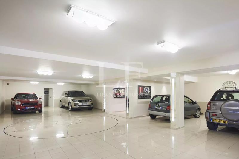 Propriété - 956 m² - 18 pièces