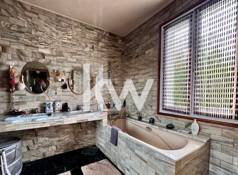 Maison - 380 m² - 10 pièces