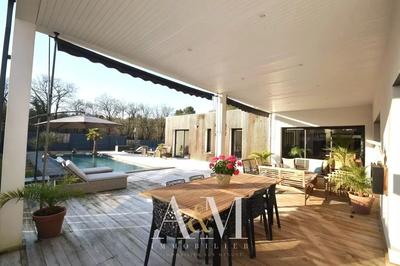 Maison - 260 m² - 7 pièces