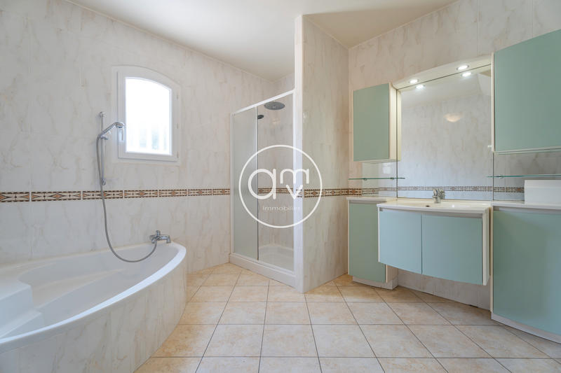 Maison - 253 m² - 9 pièces