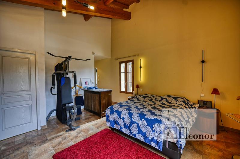 Maison traditionnelle - 477 m² - 23 pièces