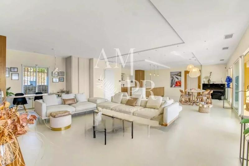 Villa - 233 m² - 5 pièces