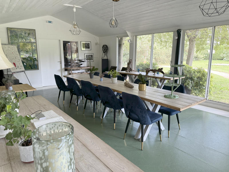 Propriété - 1 300 m² - 15 pièces