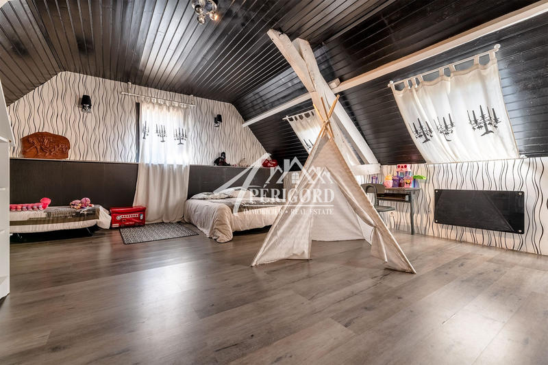 Maison ancienne - 360 m² - 13 pièces