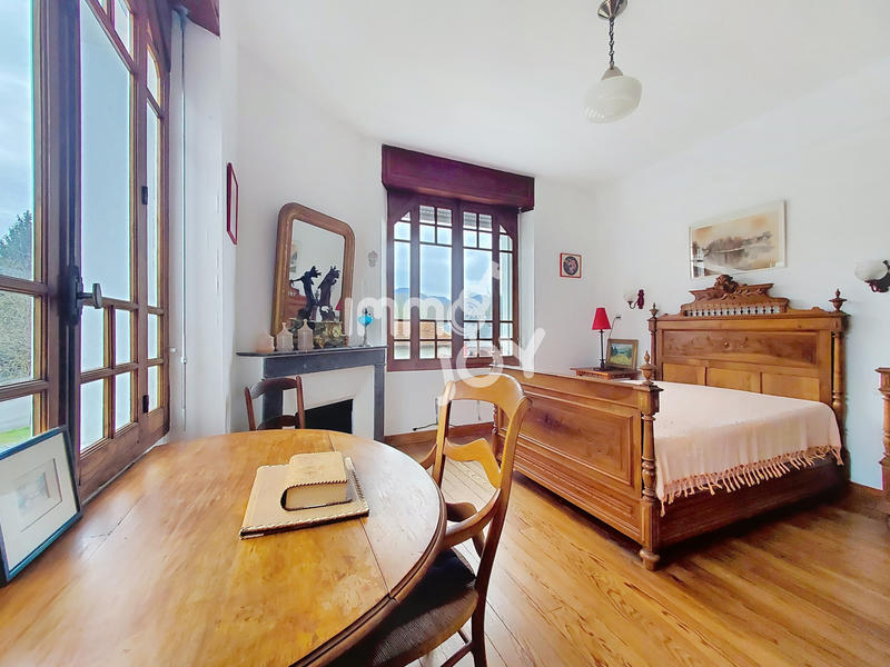 Propriété - 237 m² - 9 pièces