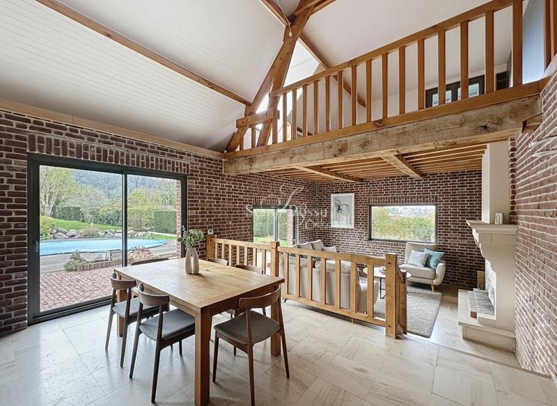 Maison - 270 m² - 10 pièces