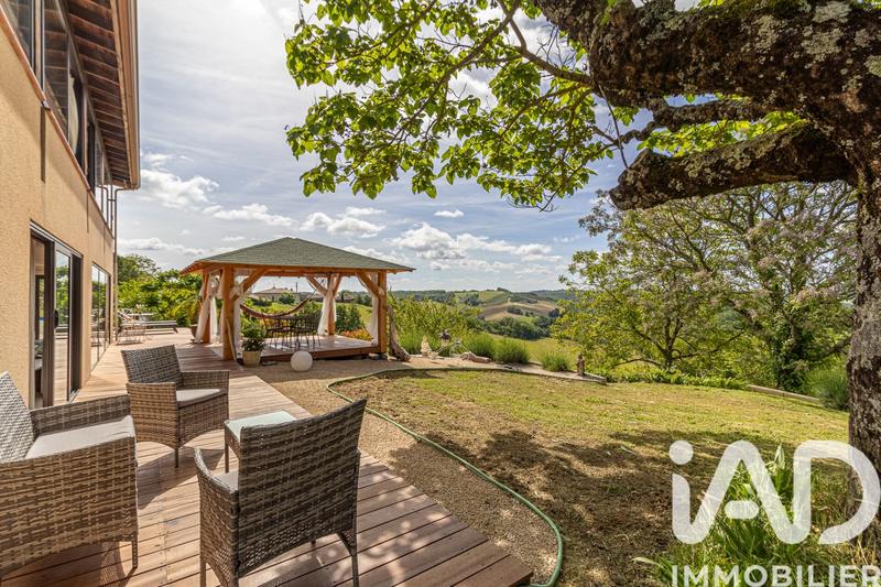 Maison - 220 m² - 5 pièces