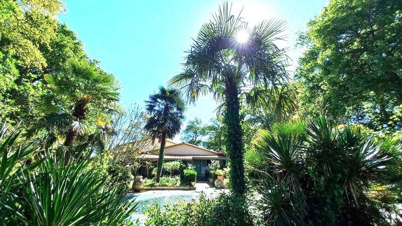 Propriété - 244 m² - 7 pièces