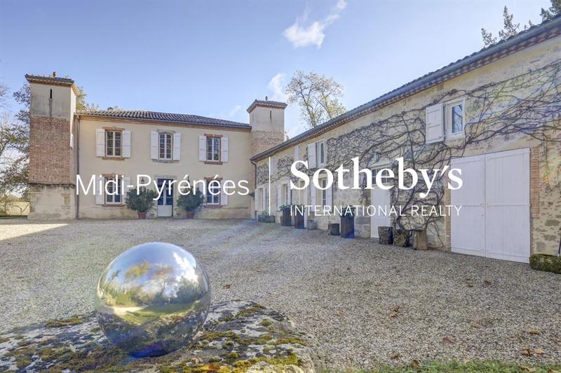 Maison - 458 m² - 12 pièces