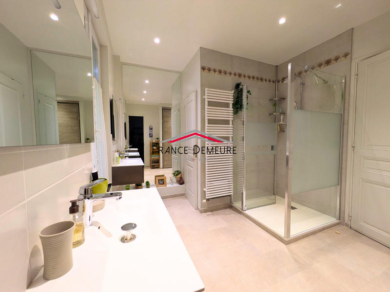 Maison - 186 m² - 8 pièces