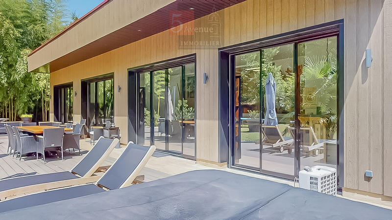 Maison - 260 m² - 7 pièces