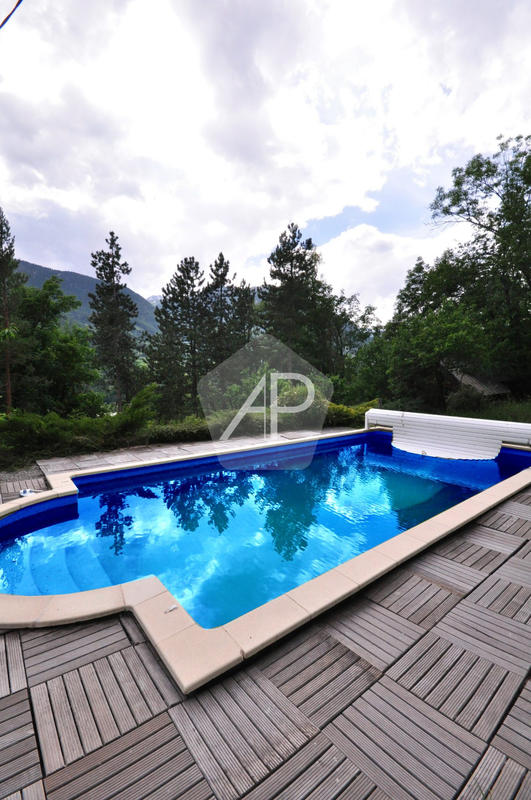 Maison - 251 m² - 10 pièces