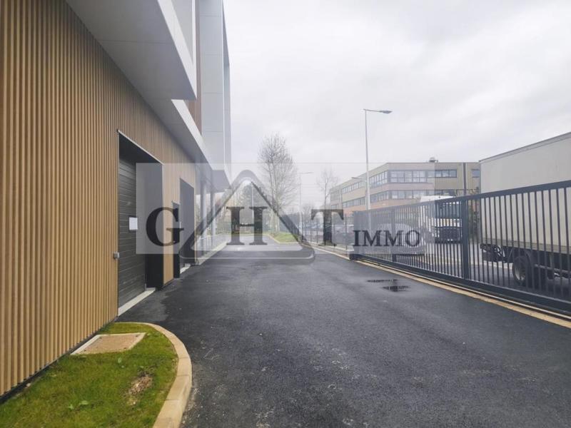 Entrepôt - 3 428 m²