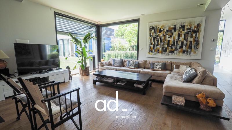 Maison contemporaine - 271 m² - 8 pièces