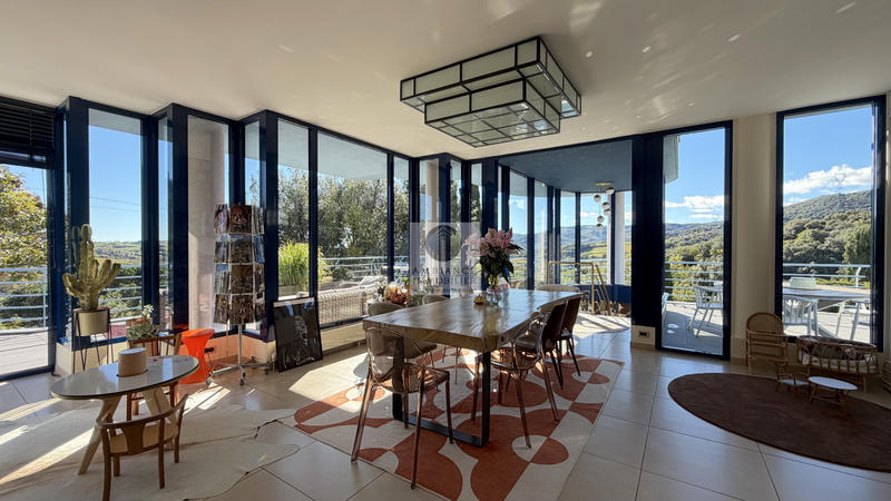 Maison - 258 m² - 7 pièces