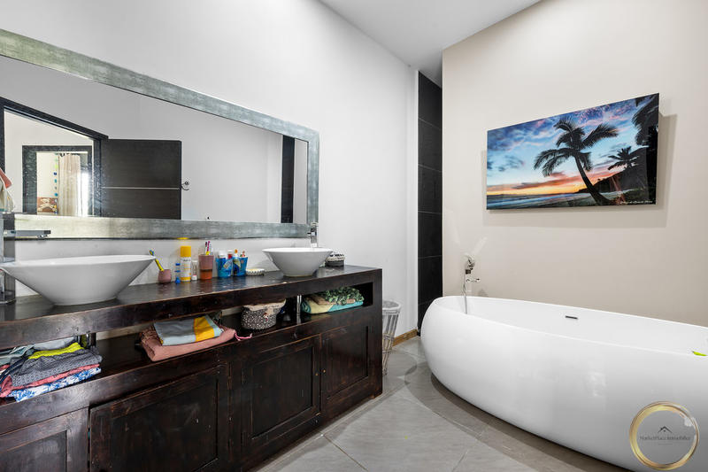 Maison - 230 m² - 8 pièces