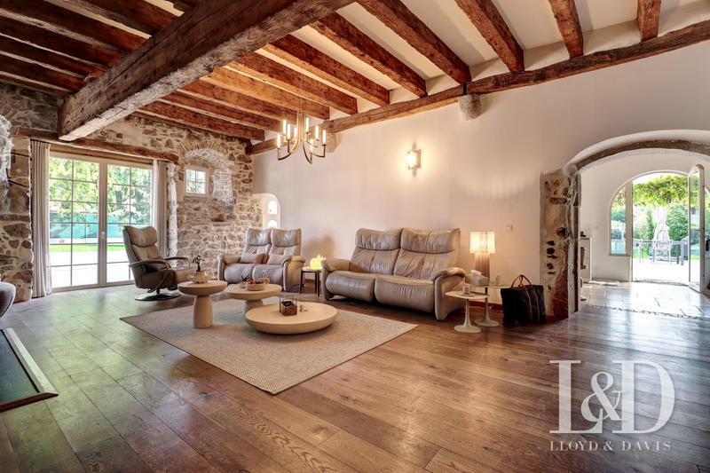 Maison - 360 m² - 10 pièces