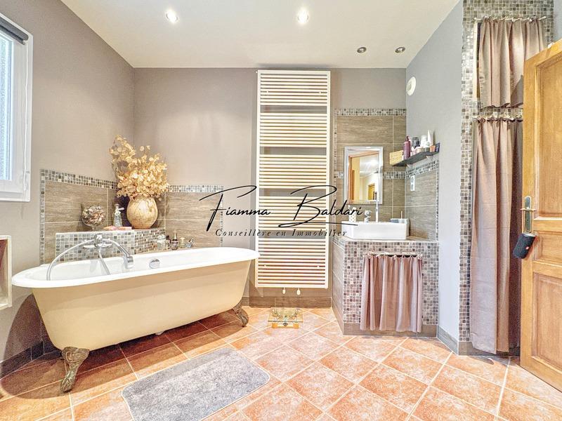 Maison - 269 m² - 7 pièces