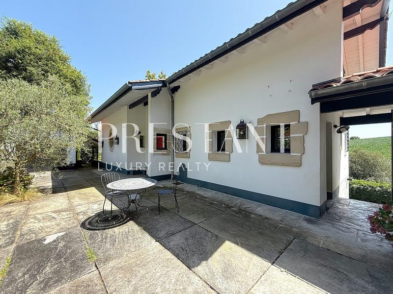 Maison - 200 m² - 9 pièces