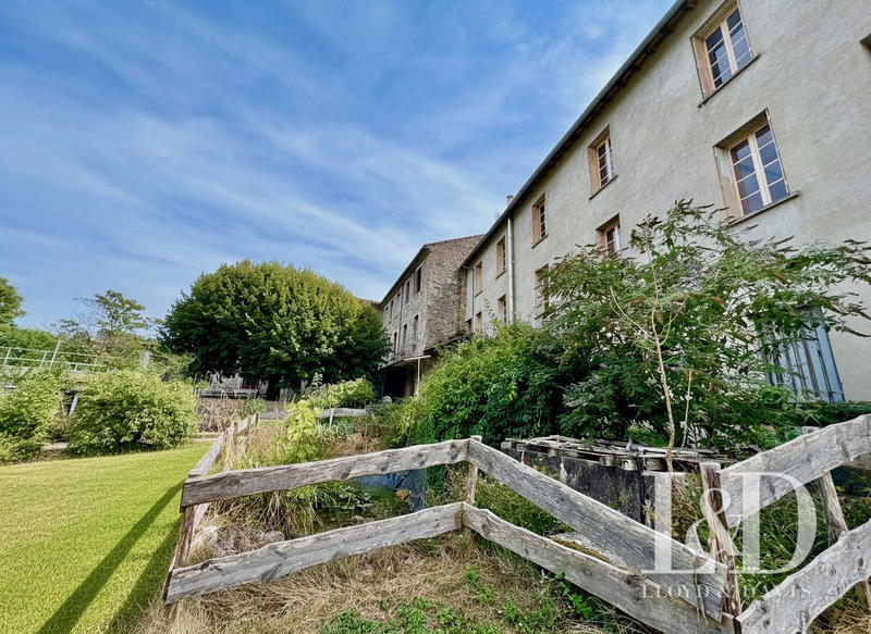 Maison ancienne - 1 490 m² - 40 pièces