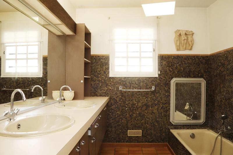 Propriété - 228 m² - 9 pièces