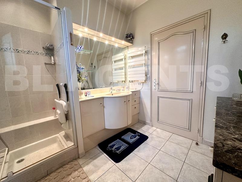 Maison - 206 m² - 8 pièces