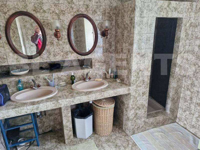 Maison - 280 m² - 8 pièces