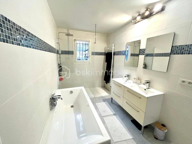 Demeure - 251 m² - 8 pièces