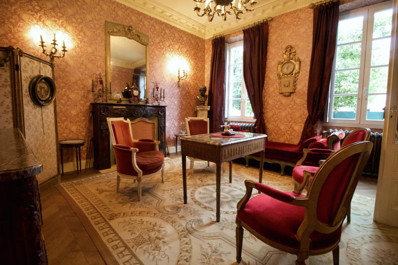 Maison - 247 m² - 15 pièces