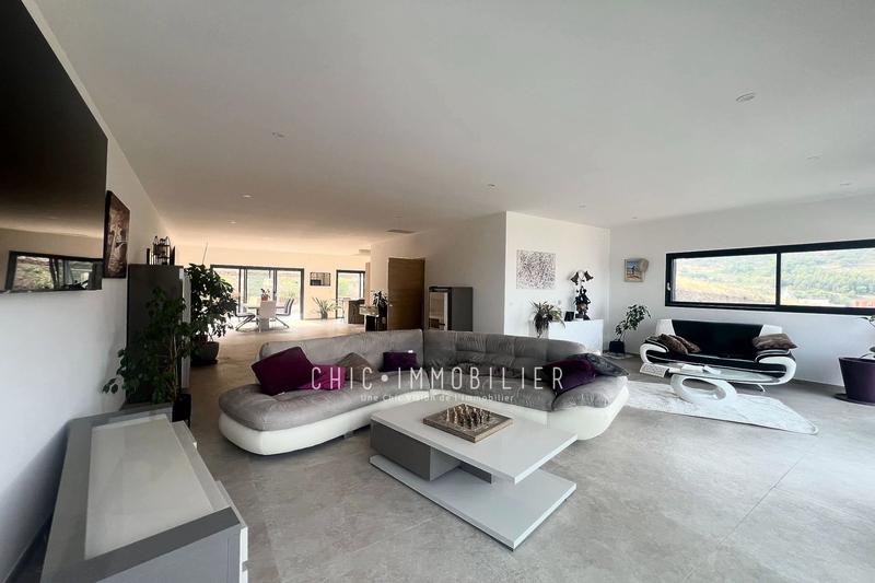 Propriété - 213 m² - 4 pièces