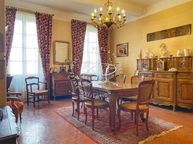 Maison - 315 m² - 13 pièces