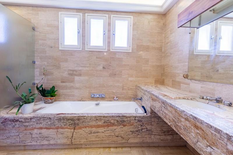 Maison - 220 m² - 6 pièces