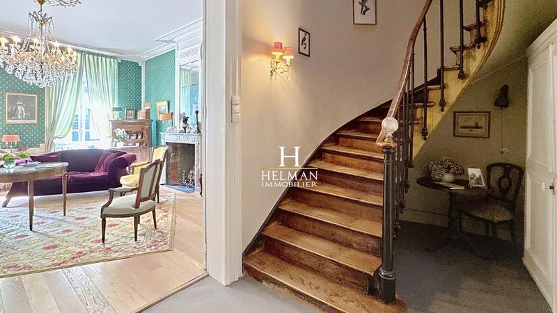 Maison - 240 m² - 8 pièces