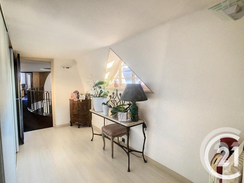 Maison - 237 m² - 7 pièces