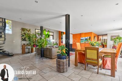 Maison - 212 m² - 8 pièces