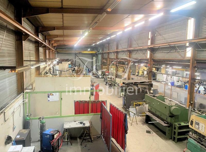 Entrepôt - 2 100 m²