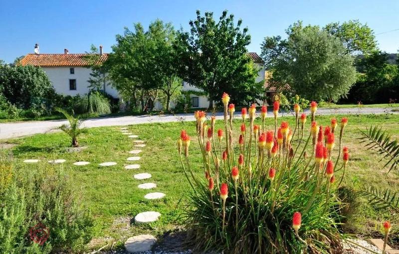 Propriété - 575 m² - 30 pièces