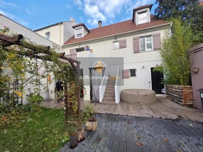 Maison - 90 m² - 5 pièces