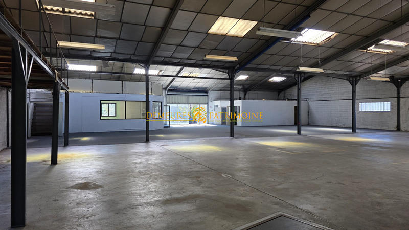 Local commercial - 1 272 m²